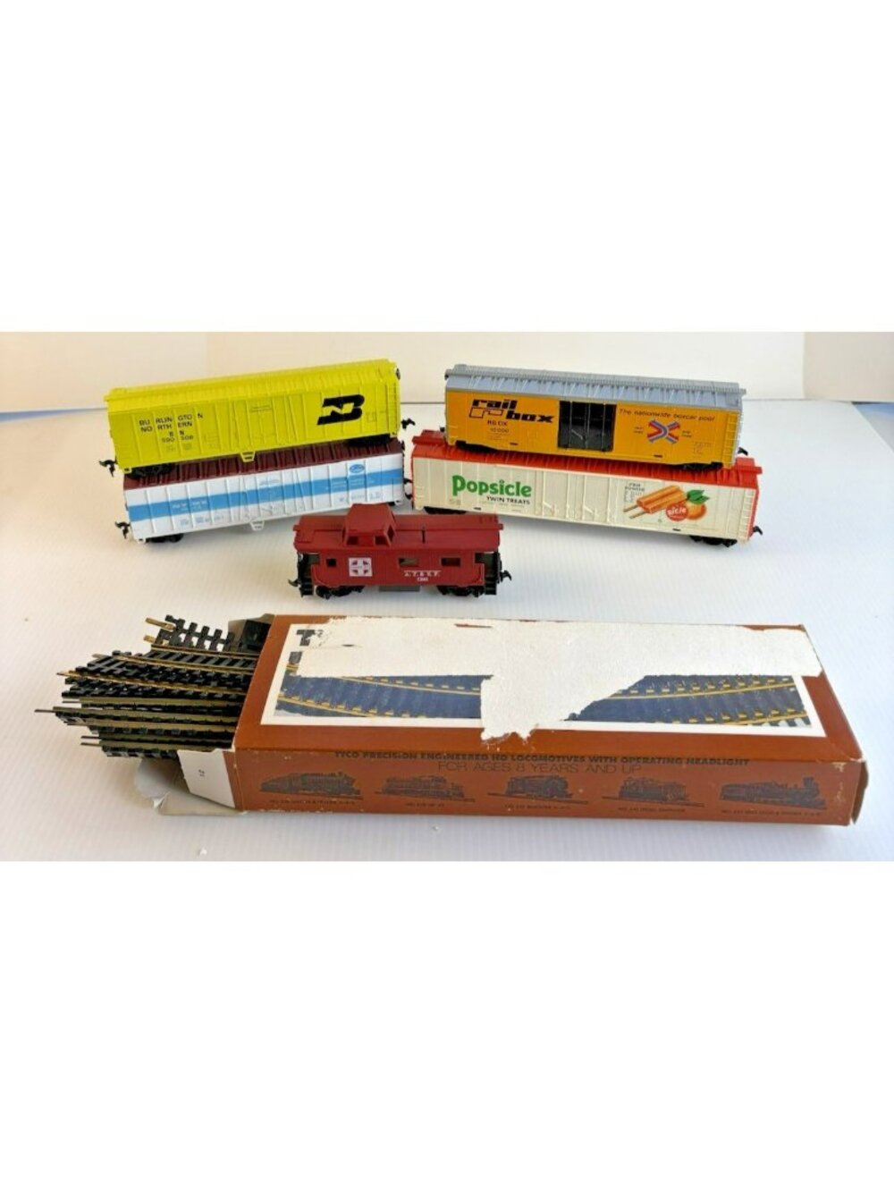 Vtg Lot 5 Tyco and Bachmann Rail Cars + Tyco HO Track (14pcs)